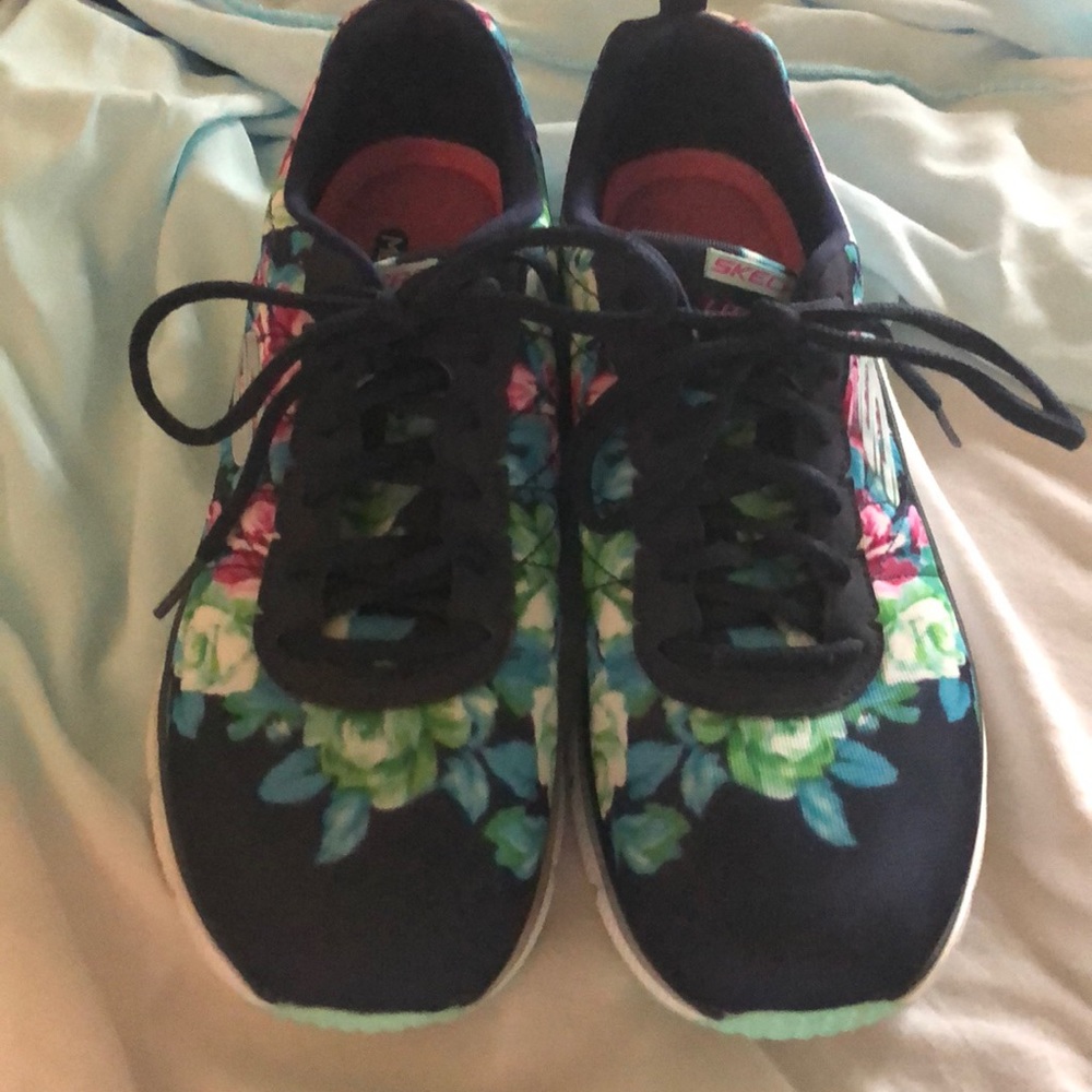 SKECHERS